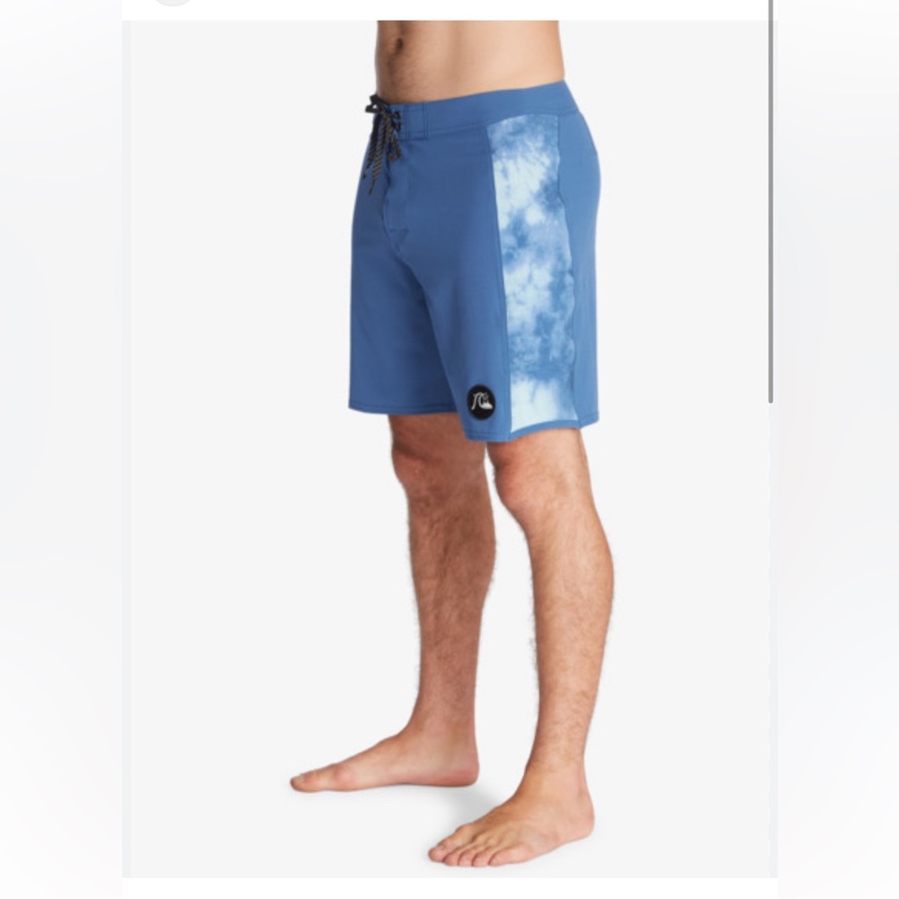 NWT Quiksilver Men’s Cloud Arch 18” Boardshorts, 34”
